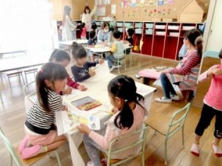 仲良くお絵描きをします 仲良くお絵描きをします