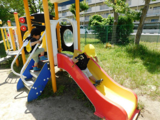 好きな遊具で遊びます