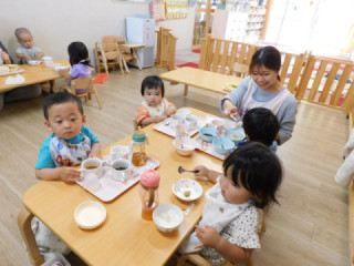 一緒に給食を食べます